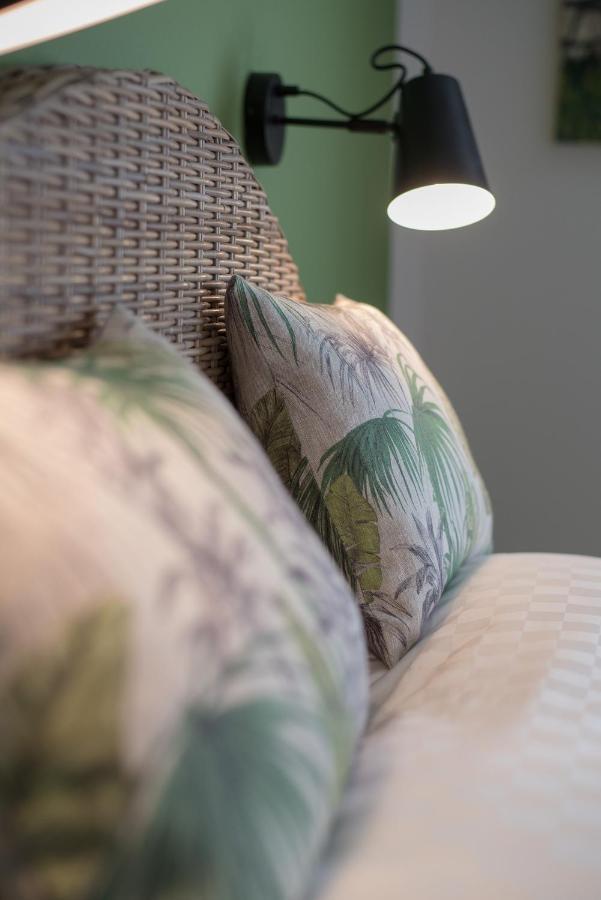 Sur Le Quai Bed & Breakfast การ์กาซอน ภายนอก รูปภาพ